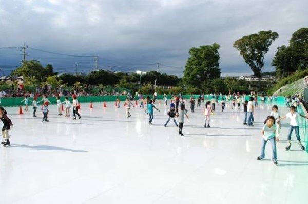 室外滑冰場的冰怎樣凍結的